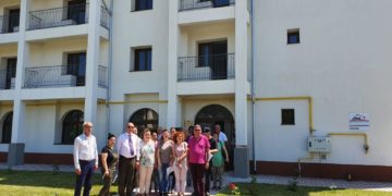 ȘAPTE FAMILII DE TINERI DIN POTLOGI S-AU BUCURAT ASTĂZI DE REPARTIȚIA APARTAMENTELOR A.N.L. FĂCUTĂ DE PRIMĂRIA POTLOGI