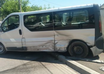 DOUĂ PERSOANE AU AJUNS LA SPITAL DUPĂ CE DOUĂ MAȘINI S-AU CIOCNIT ÎN TÂRGOVIȘTE