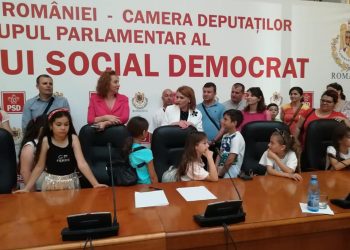 DEPUTATA CARMEN HOLBAN, A FACILITAT O VIZITA COPIILOR AL ANSAMBLULUI FOLCLORIC DIN OCNITA