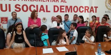 DEPUTATA CARMEN HOLBAN, A FACILITAT O VIZITA COPIILOR AL ANSAMBLULUI FOLCLORIC DIN OCNITA