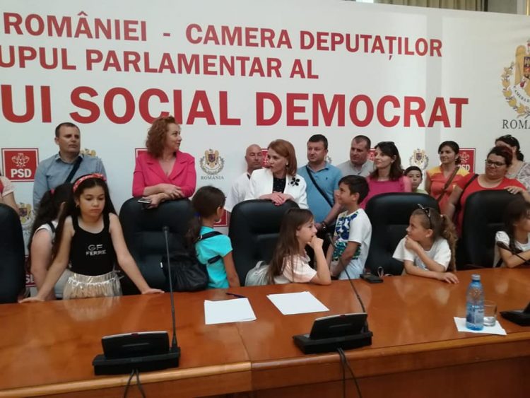 DEPUTATA CARMEN HOLBAN, A FACILITAT O VIZITA COPIILOR AL ANSAMBLULUI FOLCLORIC DIN OCNITA