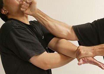 Reţinuți pentru comiterea infracţiunilor de lovire sau alte violențe și tulburarea ordinii şi liniştii publice