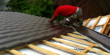 UN BARABAT DIN GURA ȘUȚII A CĂZUT DE PE ACOPERIȘUL CASEI