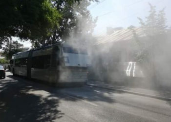 UN TROLEIBUZ A LUAT FOC ÎN MERS