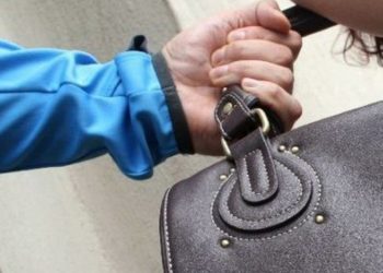 BĂRBAT DIN TÂRGOVIȘTE REȚINUT DE POLIȚIȘTI .A ÎNCERCAT SĂ FURE GEANTA UNEI FEMEI