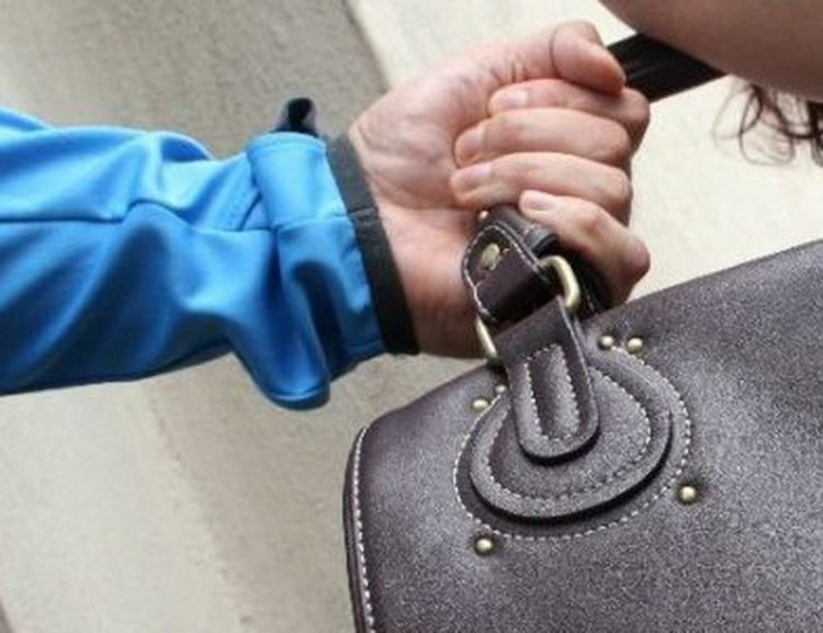 BĂRBAT DIN TÂRGOVIȘTE REȚINUT DE POLIȚIȘTI .A ÎNCERCAT SĂ FURE GEANTA UNEI FEMEI