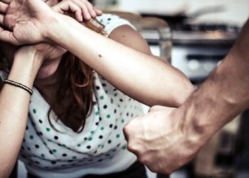 Snopită în bătaie de un vecin care asculta muzică la miezul nopții