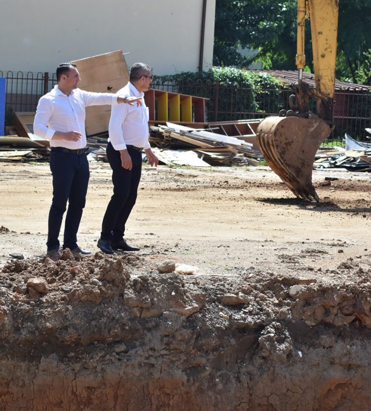 Vizită în teren pe șantierul care vizează modernizarea Şcolii Gimnaziale „Mihai Viteazul”