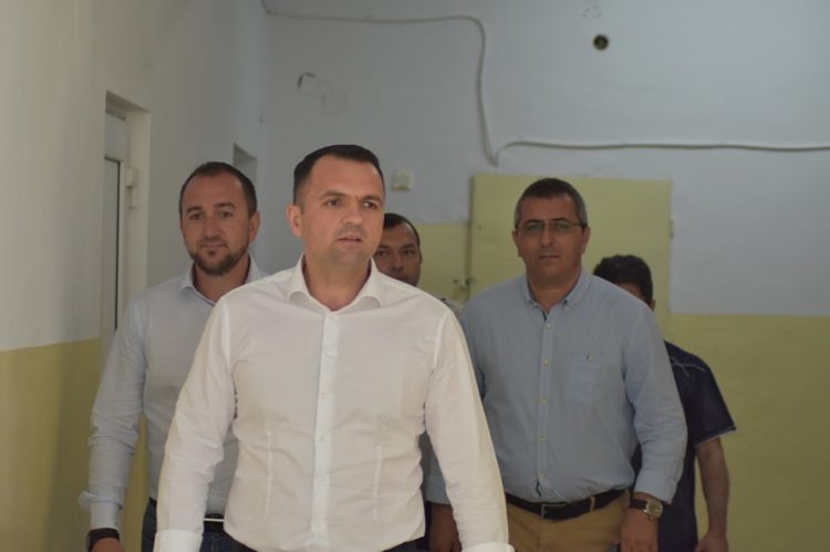 Vizita in teren pentru a verifica stadiul lucrarilor de reabilitare, intretinere si igienizare de la Scoala Gimnaziala „Prof. Paul Banica”