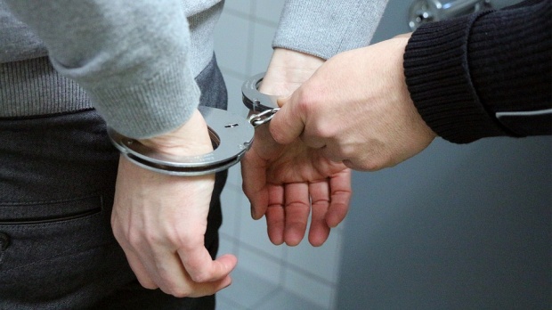 A TALHARIT UN BĂRBAT ȘI A FOST PRINS DE POLIȚIȘTII DIN FIENI