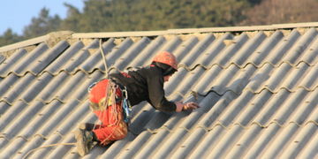 UN BĂRBAT A MURIT DUPĂ CE A CĂZUT DE PE ACOPERIȘUL UNEI HALE A PARCULUI INDUSTRIAL DE LA MIJA