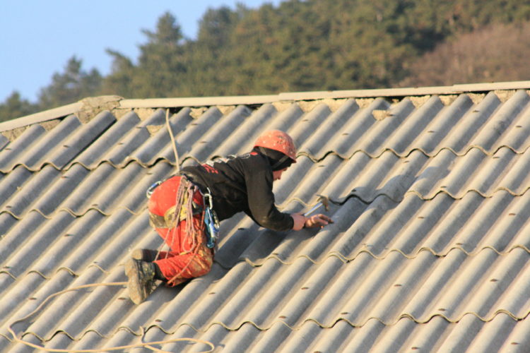 UN BĂRBAT A MURIT DUPĂ CE A CĂZUT DE PE ACOPERIȘUL UNEI HALE A PARCULUI INDUSTRIAL DE LA MIJA