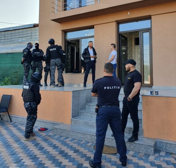 POLIȚIA DIN GĂEȘTI ,DESCINDERI LA PALATELE UNOR ROMI SUSPECȚI DE FURT DIN LOCUINȚA