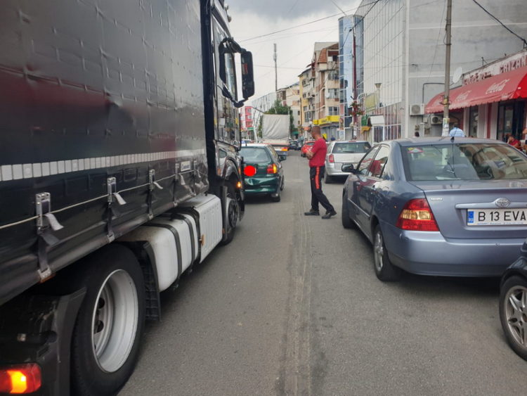 ȘOFER DE TIR, CERCETAT PENTRU CĂ AR FI LOVIT INTENȚIONAT UN AUTOTURISM, DUPĂ O ȘICANARE ÎN TRAFIC!