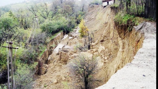 11 LOCALITĂȚI DIN DÂMBOVIȚA AU FOST AFECTATE DE ALUNECĂRILE DE TEREN