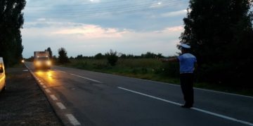 ZECI DE ȘOFERI DE CAMIOANE ȘI MICROBUZE AMENDAȚI