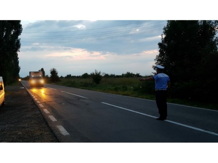 ZECI DE ȘOFERI DE CAMIOANE ȘI MICROBUZE AMENDAȚI