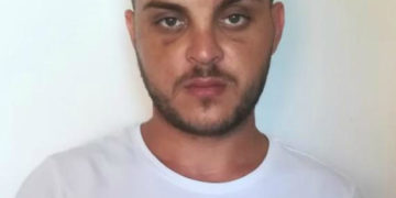 A INCENDIAT CASA ÎN CARE ERA ARESTAT LA DOMICILIU ȘI A FUGIT