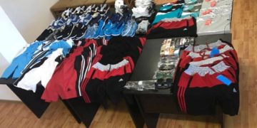 ARTICOLE VESTIMENTARE CU NUMELE UNOR MĂRCI DE RENUME,CONFISCATE DE JANDARMI