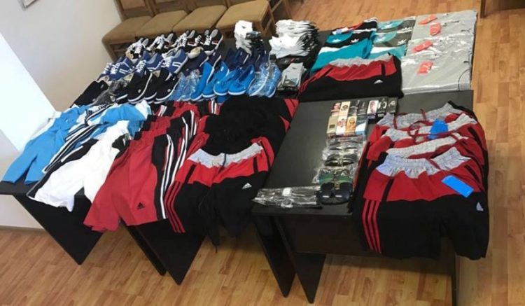 ARTICOLE VESTIMENTARE CU NUMELE UNOR MĂRCI DE RENUME,CONFISCATE DE JANDARMI