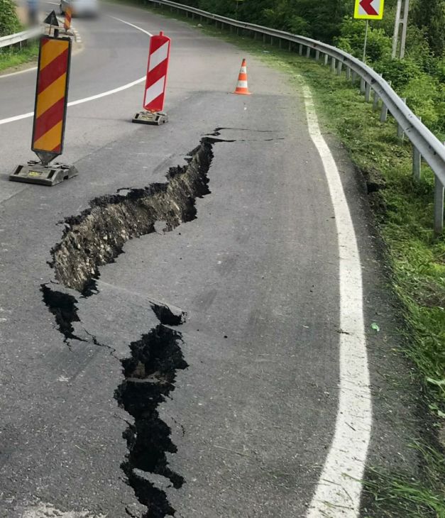 ASFALTUL DE PE DN 71 TÂRGOVIȘTE-SINAIA S-A CRĂPAT