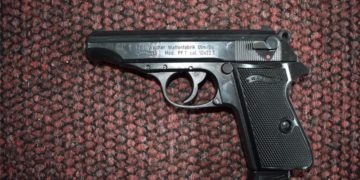 UN BĂRBAT DIN DĂRMĂNEȘTI, CERCETAT DE POLIȚIȘTI PENTRU NERESPECTAREA REGIMULUI ARMELOR ȘI AL MUNIȚIILOR