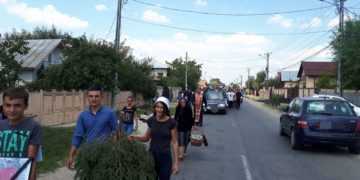 TINERI, BĂTRÂNI ȘI COPII AU FOST PREZENȚI ASTĂZI, LA ÎNMORMÂNTAREA TÂNĂRULUI ÎNJUNGHIAT DE TATĂL SAU