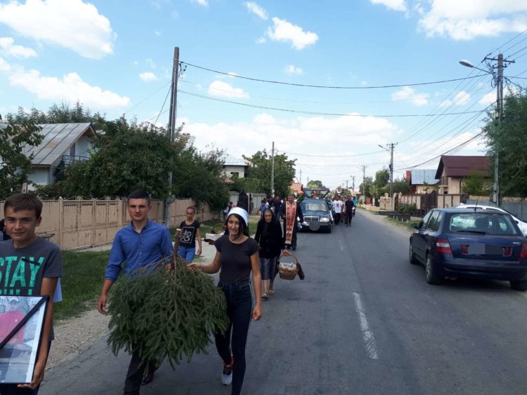 TINERI, BĂTRÂNI ȘI COPII AU FOST PREZENȚI ASTĂZI, LA ÎNMORMÂNTAREA TÂNĂRULUI ÎNJUNGHIAT DE TATĂL SAU