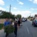 TINERI, BĂTRÂNI ȘI COPII AU FOST PREZENȚI ASTĂZI, LA ÎNMORMÂNTAREA TÂNĂRULUI ÎNJUNGHIAT DE TATĂL SAU