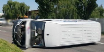 O DUBIȚĂ S-A RĂSTURNAT PE ȘOSEAUA GĂEȘTI, ÎN URMA COLIZIUNII CU UN ALT AUTOTURISM