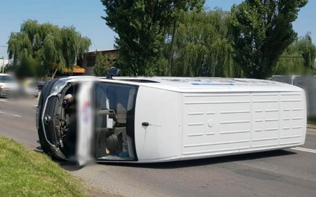 O DUBIȚĂ S-A RĂSTURNAT PE ȘOSEAUA GĂEȘTI, ÎN URMA COLIZIUNII CU UN ALT AUTOTURISM