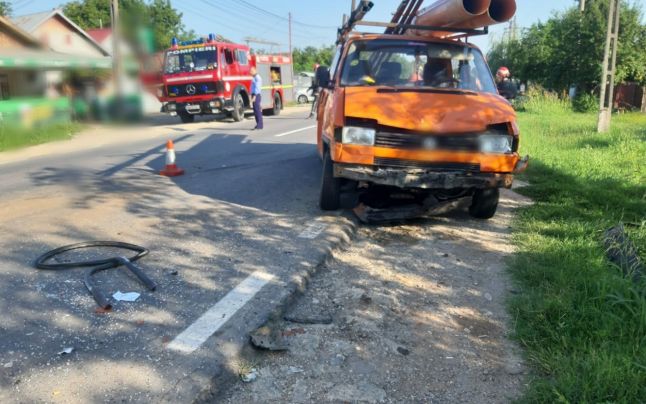 DOUĂ PERSOANE AU AJUNS LA SPITAL ÎN URMA CIOCNIRII A DOUĂ AUTOVEHICULE