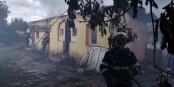 ÎN COMUNA CORBII MARI O CASĂ A LUAT FOC