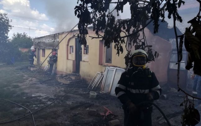 ÎN COMUNA CORBII MARI O CASĂ A LUAT FOC