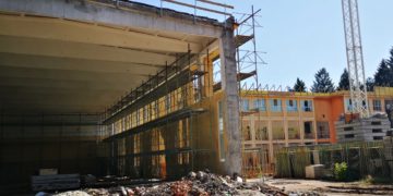 CONTINUĂ LUCRĂRILE PE ȘANTIERUL CARE VIZEAZĂ MODERNIZAREA ȘCOLII GIMNAZIALE „MIHAI VITEAZUL”!