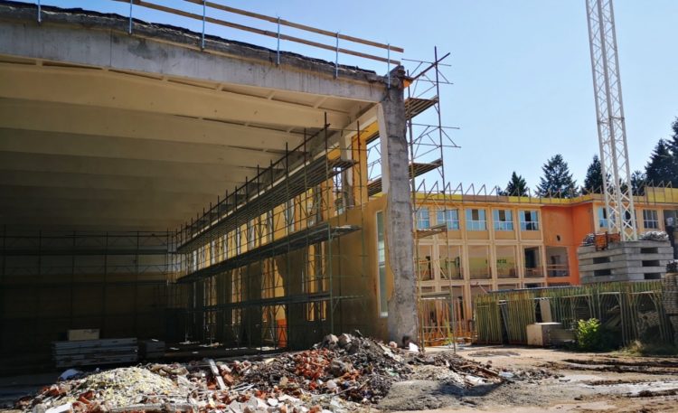 CONTINUĂ LUCRĂRILE PE ȘANTIERUL CARE VIZEAZĂ MODERNIZAREA ȘCOLII GIMNAZIALE „MIHAI VITEAZUL”!