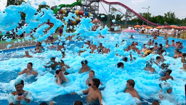 MOTIV DE DUBLĂ SĂRBĂTOARE LA COMPLEXUL TURISTIC DE NATAȚIE DIN TÂRGOVIȘTE