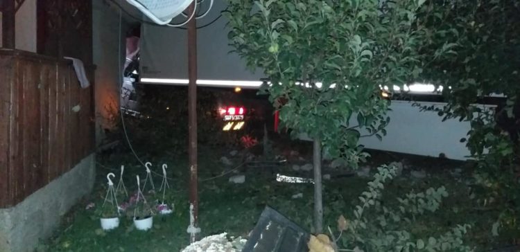 UN TIR A FĂCUT RAVAGII NOAPTEA TRECUTĂ, ÎN COMUNA DÂMBOVIȚEANĂ CORNEȘTI