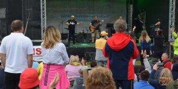 PUBLICUL A RĂMAS PÂNĂ TÂRZIU ÎN NOAPTE LA PADINA FOLK IN CIUDA PLOII