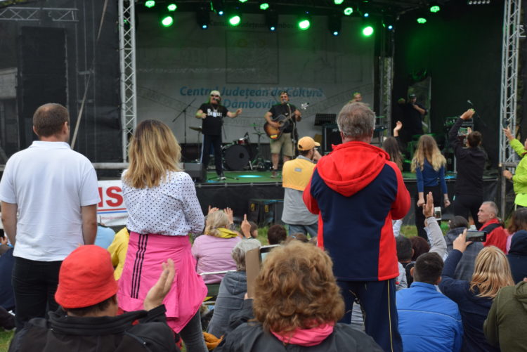 PUBLICUL A RĂMAS PÂNĂ TÂRZIU ÎN NOAPTE LA PADINA FOLK IN CIUDA PLOII