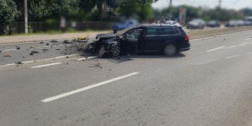 O FEMEIE A INTRAT CU MAȘINA ÎNTR-UN PARAPET LA TĂRTĂȘEȘTI