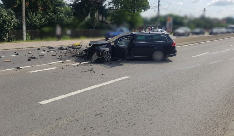 O FEMEIE A INTRAT CU MAȘINA ÎNTR-UN PARAPET LA TĂRTĂȘEȘTI