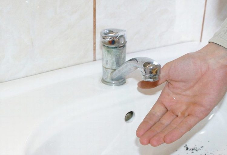 TREI LOCALITĂȚI DÂMBOVIȚENE AU RĂMAS, PE CANICULĂ, FĂRĂ APĂ POTABILĂ!