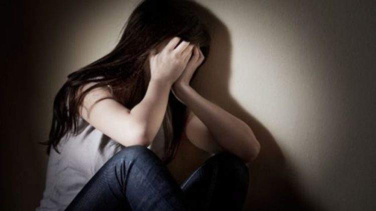 UN BĂRBAT DE 34 DE ANI DIN GĂEȘTI A FOST REȚINUT DUPĂ CE AR FI ÎNTREȚINUT RELAȚII SEXUALE CU O MINORĂ