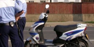 POLIȚIA RUTIERĂ ATRAGE ATENȚIA CETĂȚENILOR CU PRIVIRE LA FAPTUL CĂ PENTRU A CONDUCE PE DRUMURILE PUBLICE UN MOPED ESTE NECESAR CA ACESTA SĂ FIE ÎNREGISTRAT ÎN CIRCULAȚIE ȘI SĂ DEȚINĂ PERMIS DE CONDUCERE