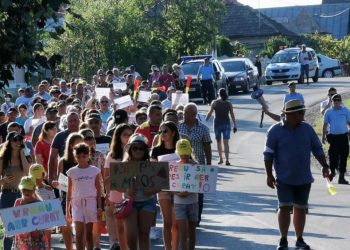 PROTEST AUTORIZAT ÎNTR-O COMUNĂ DE LÂNGĂ TÂRGOVIȘTE. SUTE DE OAMENI AU IEȘIT PE STRADĂ, PENTRU A LE SPUNE AUTORITĂȚILOR CĂ NU MAI POT TRĂI DIN CAUZA MIROSULUI EMANAT DE O FABRICĂ CE PROCESEAZĂ MAȚE PENTRU INDUSTRIA FARMACEUTICĂ