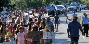 PROTEST AUTORIZAT ÎNTR-O COMUNĂ DE LÂNGĂ TÂRGOVIȘTE. SUTE DE OAMENI AU IEȘIT PE STRADĂ, PENTRU A LE SPUNE AUTORITĂȚILOR CĂ NU MAI POT TRĂI DIN CAUZA MIROSULUI EMANAT DE O FABRICĂ CE PROCESEAZĂ MAȚE PENTRU INDUSTRIA FARMACEUTICĂ