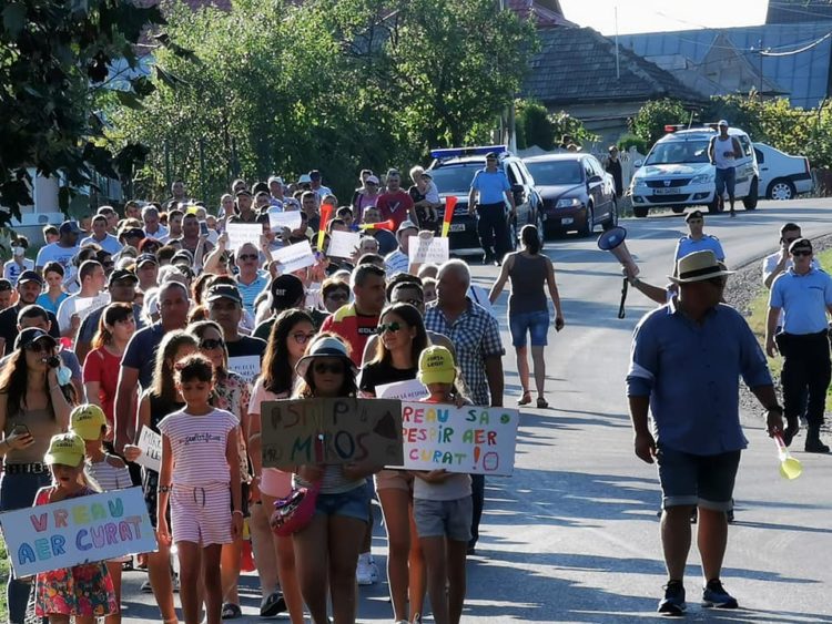 PROTEST AUTORIZAT ÎNTR-O COMUNĂ DE LÂNGĂ TÂRGOVIȘTE. SUTE DE OAMENI AU IEȘIT PE STRADĂ, PENTRU A LE SPUNE AUTORITĂȚILOR CĂ NU MAI POT TRĂI DIN CAUZA MIROSULUI EMANAT DE O FABRICĂ CE PROCESEAZĂ MAȚE PENTRU INDUSTRIA FARMACEUTICĂ