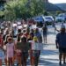 PROTEST AUTORIZAT ÎNTR-O COMUNĂ DE LÂNGĂ TÂRGOVIȘTE. SUTE DE OAMENI AU IEȘIT PE STRADĂ, PENTRU A LE SPUNE AUTORITĂȚILOR CĂ NU MAI POT TRĂI DIN CAUZA MIROSULUI EMANAT DE O FABRICĂ CE PROCESEAZĂ MAȚE PENTRU INDUSTRIA FARMACEUTICĂ