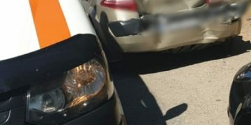 DOUĂ FEMEI AU FOST RĂNITE, ÎN URMĂ CU PUȚIN TIMP, PE DRUMUL DIN LOCALITATEA RĂZVAD, DUPĂ CE MAȘINA IN CARE SE AFLAU A FOST IZBITĂ DE UN TIR